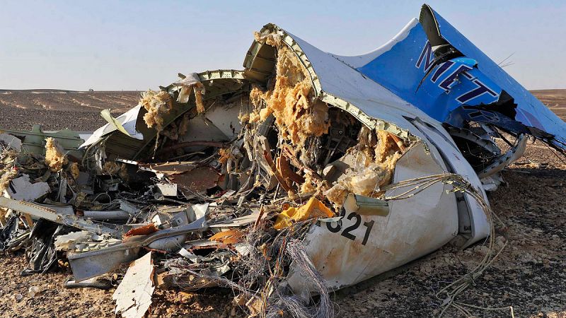 ¿Qué puede causar una explosión dentro de un avión de pasajeros?