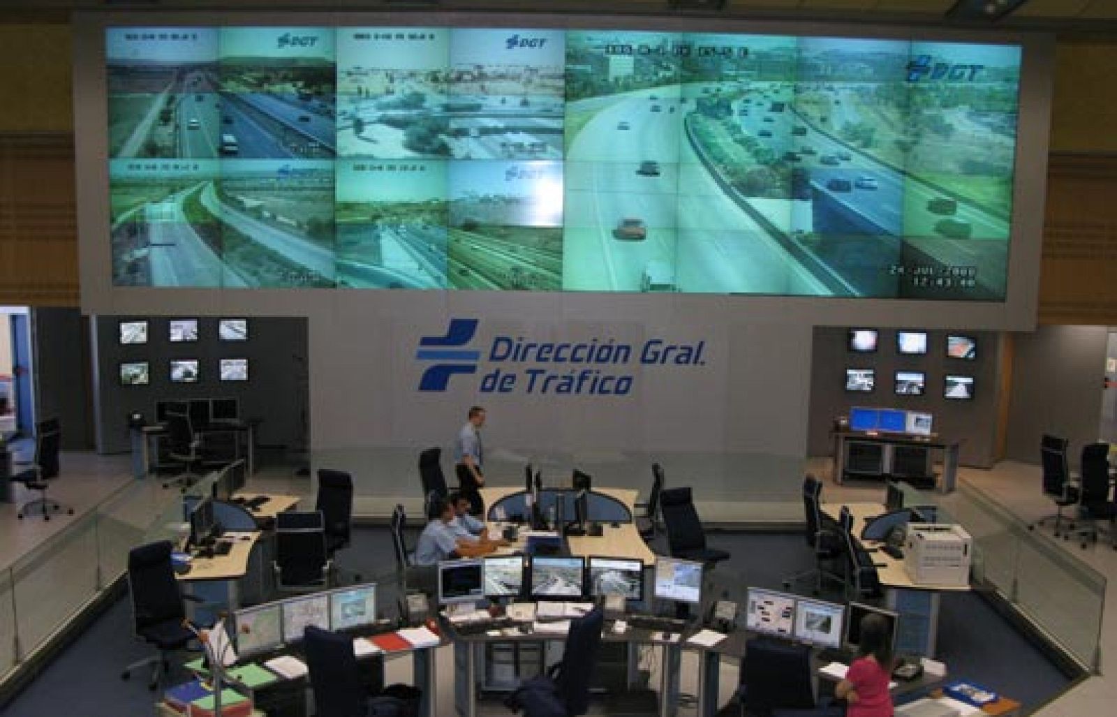 La Dirección General de Tráfico desde dentro. Así trabajan las personas que vigilan el estado de las carreteras españolas.