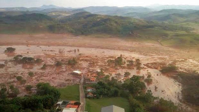Al menos 17 muertos y 50 heridos al romperse la barrera de una presa en Brasil