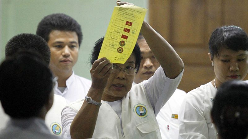 Birmania cierra las urnas con una participación del 80% y con San Suu Kyi como favorita