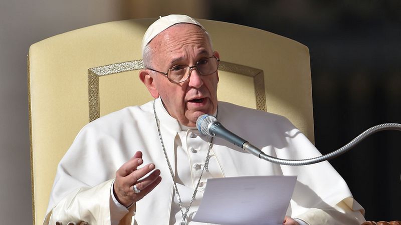 El papa califica como "deplorable" el robo de documentos del Vaticano y defiende sus reformas