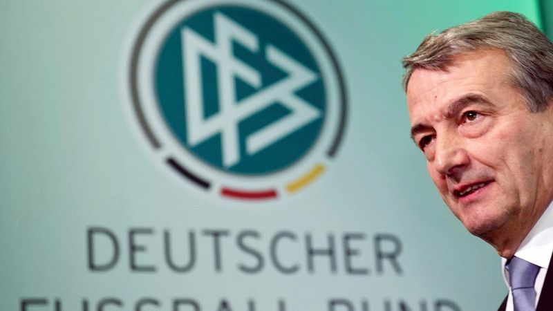 El presidente de la Federación Alemana de Fútbol dimite por irregularidades en el Mundial 2006