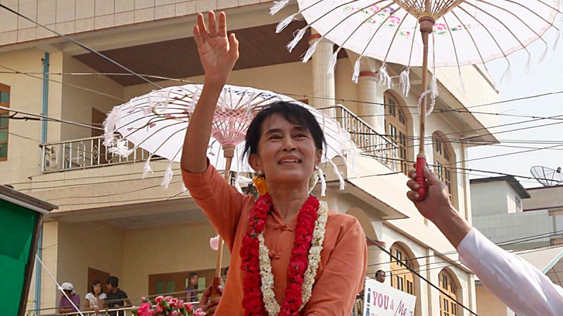 Aung San Suu Kyi revalida su escaño y avanza hacia la victoria en Birmania