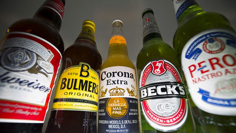 La mayor cervecera del mundo compra a su rival británica por más de 99.000 millones de euros