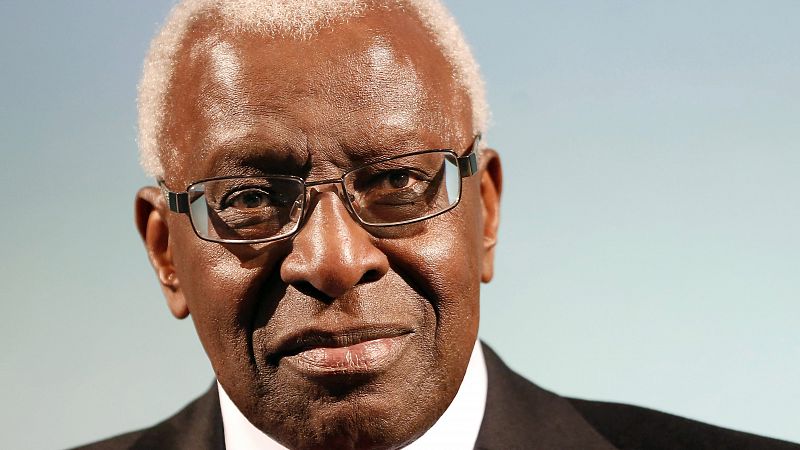 Lamine Diack dimite como miembro honorario del COI
