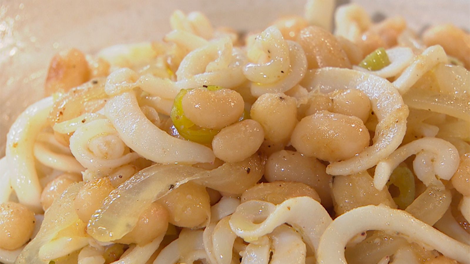 Receta de alubias con calamar y piparra