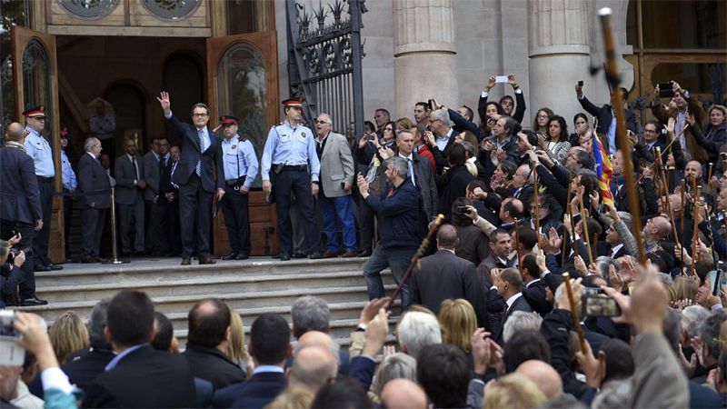 Los alcaldes y funcionarios de Cataluña podrían enfrentarse a 30 años de prisión si desobedecen al Constitucional
