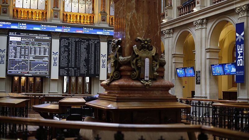 El IBEX 35 cierra con un ligero repunte del 0,39% y la prima de riesgo baja hasta 122 puntos