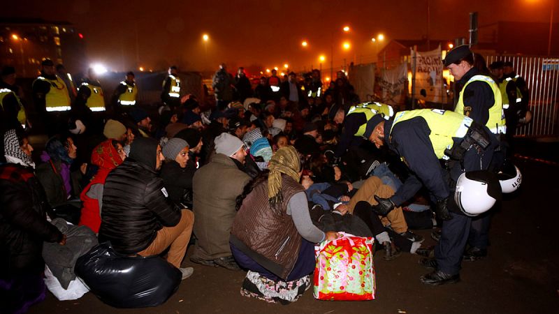 Suecia restablece los controles fronterizos para reordenar su "desbordado" sistema de acogida de refugiados