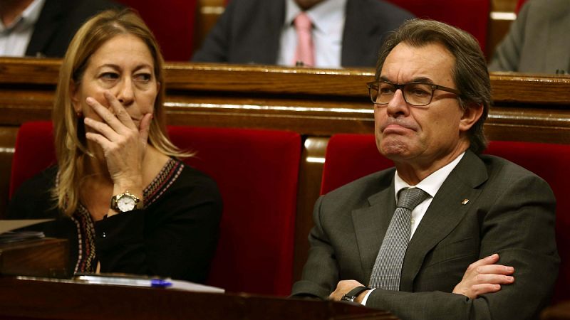 Fitch rebaja dos escalones la nota de Cataluña y la sitúa en bono basura por la resolución independentista