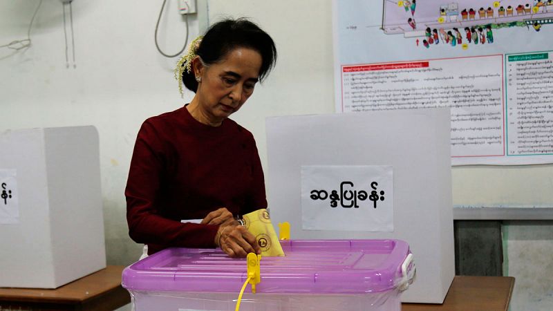 El partido de la Nobel de la Paz Suu Kyi obtiene la mayoría absoluta en el Parlamento de Birmania