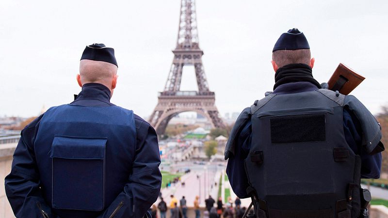 Hollande culpa al Estado Islámico del "acto de guerra" en París y afirma que Francia será "implacable"