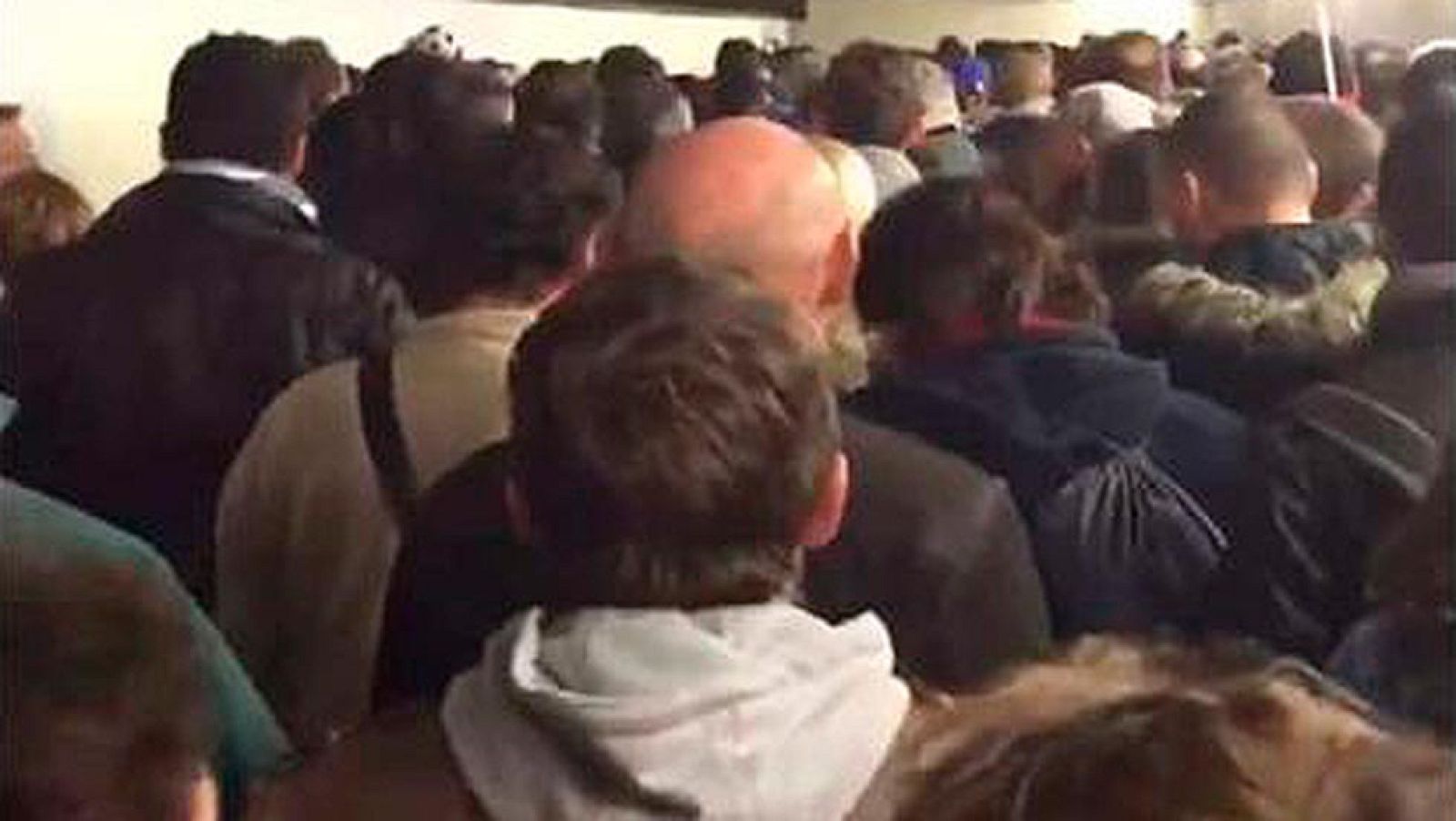 Cantan la 'Marsellesa' para expresar su rechazo a los atentados de París