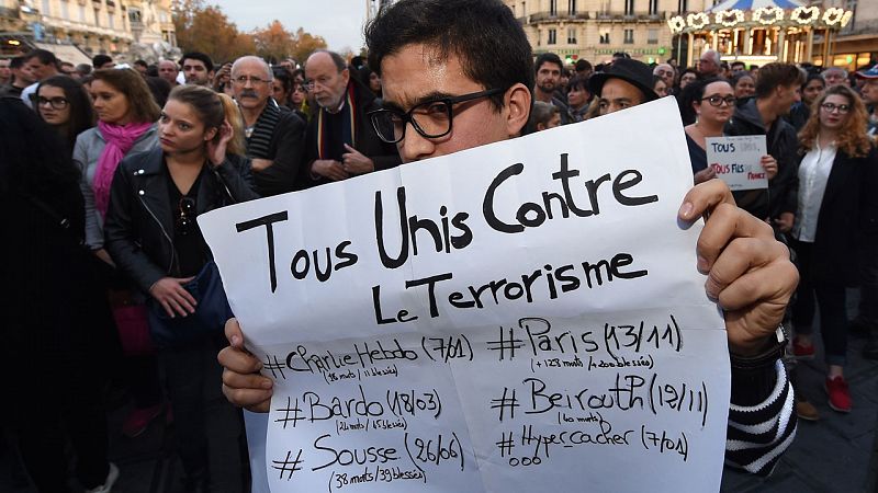 Solidaridad internacional en las redes sociales tras la masacre en París con más de 100 muertos