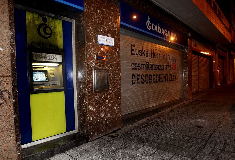Unos encapuchados atacan el coche de un miembro del PP en Bilbao y un cajero automático