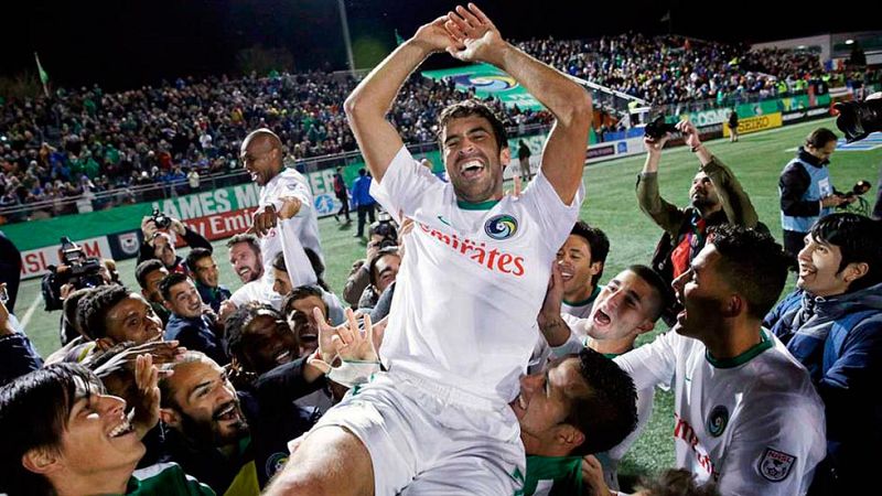 Raúl cuelga las botas alzando una última copa