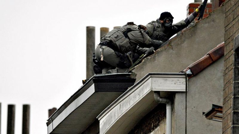 La Fiscalía acusa de terrorismo a dos de los detenidos en Bélgica mientras sigue la búsqueda del terrorista huido