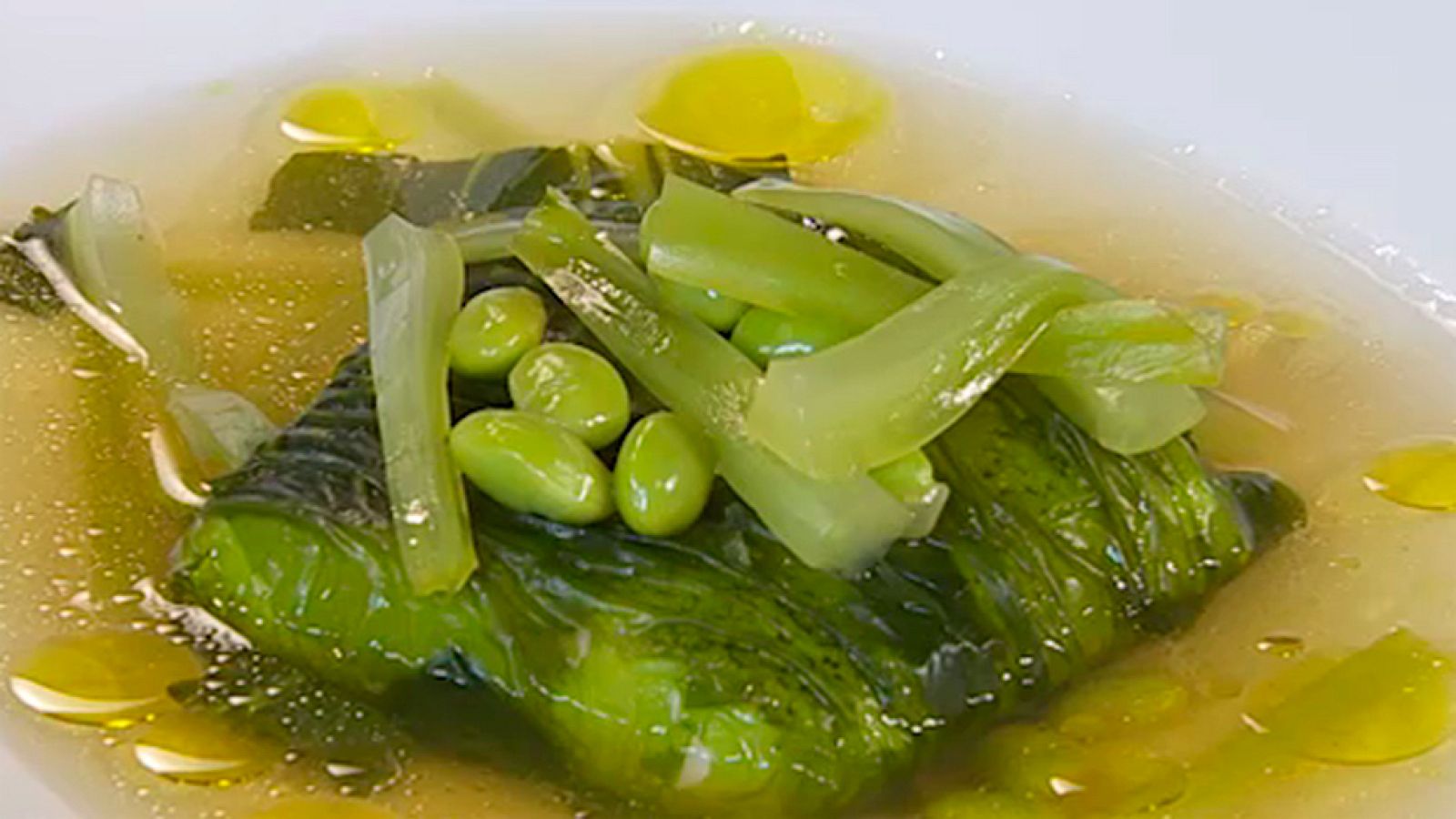 Merluza con caldo de algas