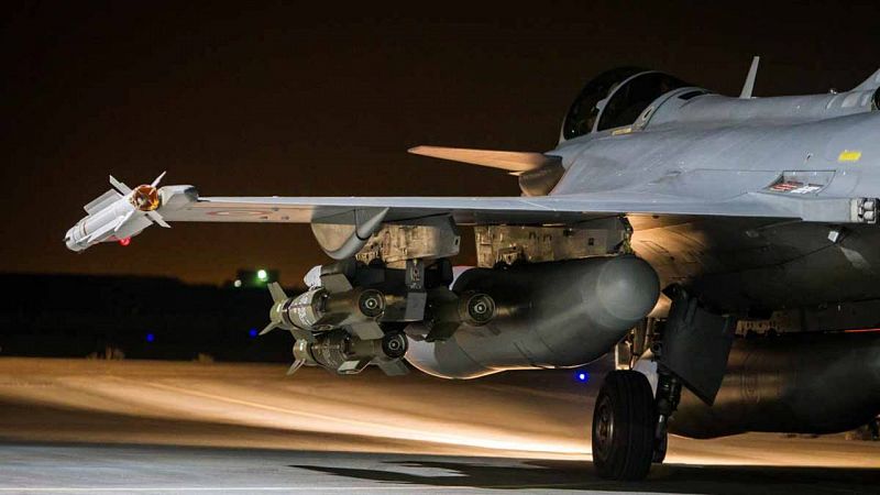 Francia bombardea al Estado Islámico en Siria por tercera noche consecutiva
