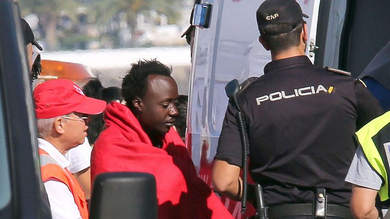 Buscan a los desaparecidos de una patera, 24 según los supervivientes, tras naufragar camino a Gran Canaria