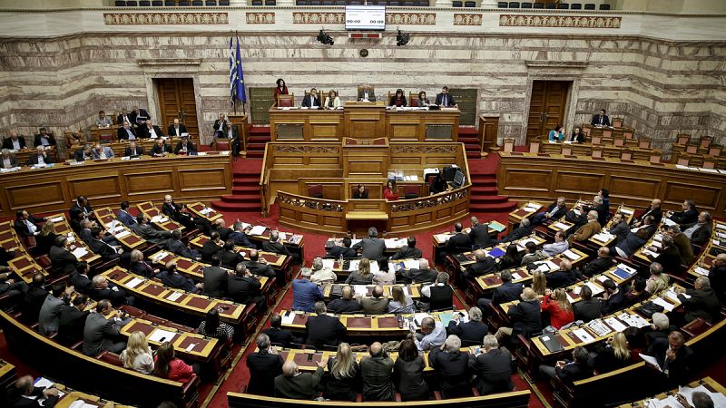 El Parlamento griego aprueba las medidas que acercan el desbloqueo de 12.000 millones del tercer rescate