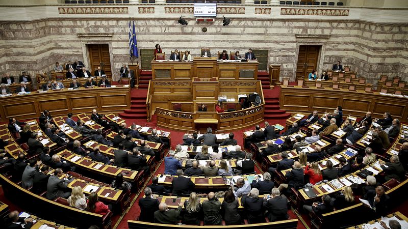 El Parlamento griego aprueba las medidas que acercan el desbloqueo de 12.000 millones del tercer rescate