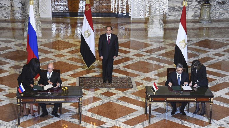 Egipto firma con Rusia un acuerdo para construir su primera planta nuclear civil
