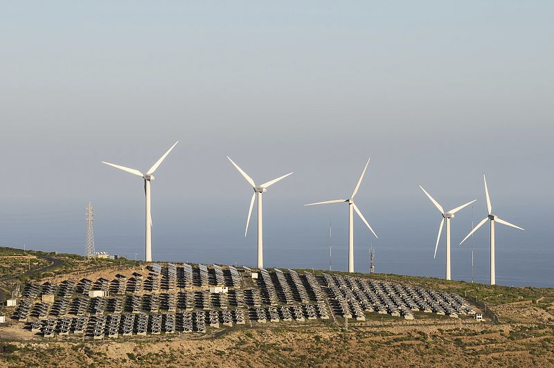 Bruselas rebaja la cuota de las renovables en España en 2014, pero dice que puede llegar al 20% en 2020