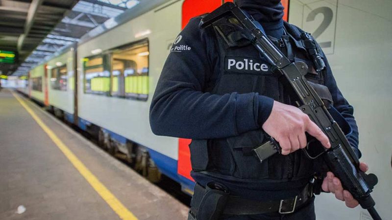 Bruselas sigue blindada y sospecha que el octavo terrorista de París se esconde con un cinturón de explosivos