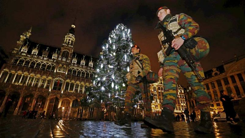 Bruselas mantiene la alerta mBruselas mantiene la alerta máxima y prohíbe abrir los colegios y el metro este lunes