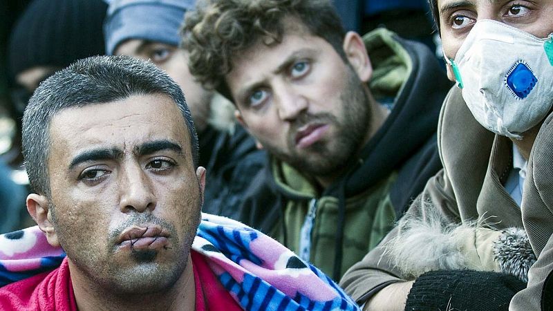 Refugiados varados en la frontera greco-macedonia inician una huelga de hambre