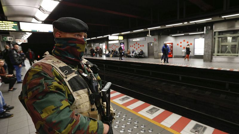 Bélgica rebaja el nivel de alerta en Bruselas mientras continúa con los registros por los atentados de París