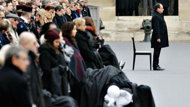 Francia rinde homenaje a las víctimas del 13-N: "Destruiremos a este ejército de fanáticos"