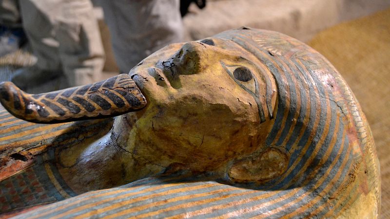 Arqueólogos españoles descubren un sarcófago intacto en Luxor
