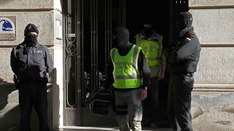 Detienen en Barcelona y Granollers a tres personas por captar y adiestrar terroristas para el Estado Islámico
