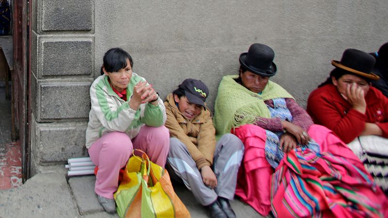 Las bolivianas estarán obligadas a justificar una revisión ginecológica para hacer trámites bancarios