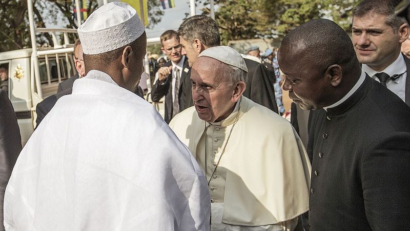 El papa visita la gran mezquita de Bangui y pide el cese de la violencia entre cristianos y musulmanes