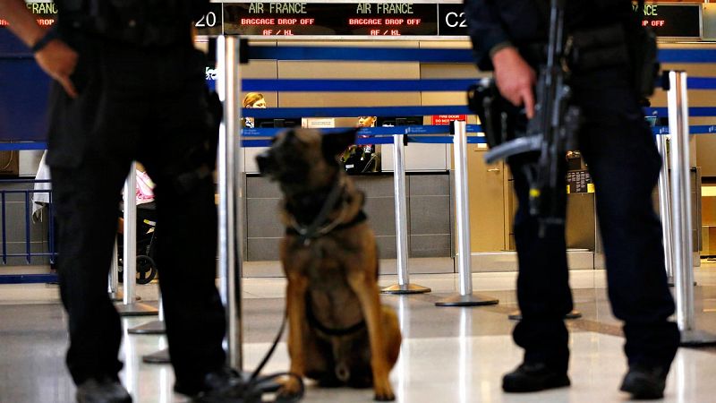 EE.UU. endurecerá las normas de entrada para viajeros exentos de visados por los atentados de París