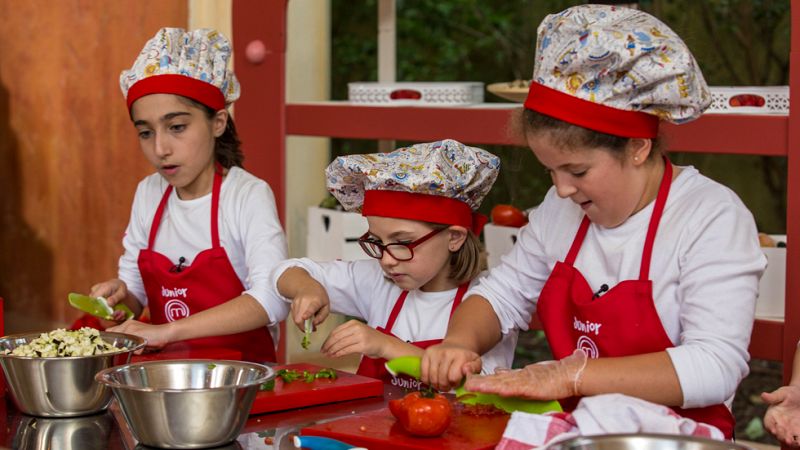 Covadonga, Laura y Lukas conquistan las cocinas en el estreno de MasterChef Junior