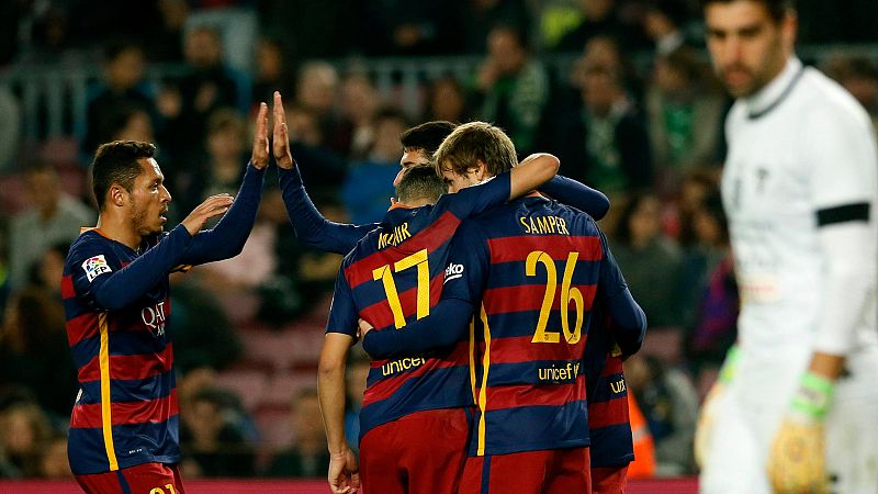 El Barcelona golea al Villanovense y espera en octavos