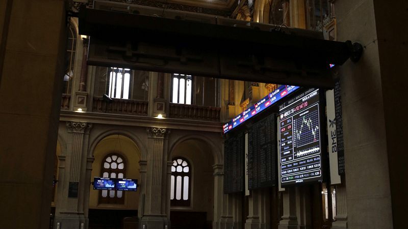El IBEX 35 cierra plano y la prima de riesgo baja hasta 102 puntos básicos