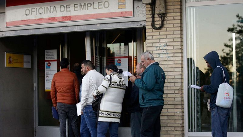 El número de parados registrados bajó en noviembre en 27.071, lo que dejó el total en 4.149.298 personas