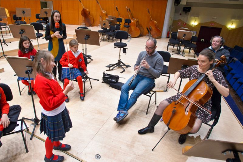 Voluntarios de la Orquesta y Coro RTVE inician a un grupo de niños en los secretos y la magia de la música