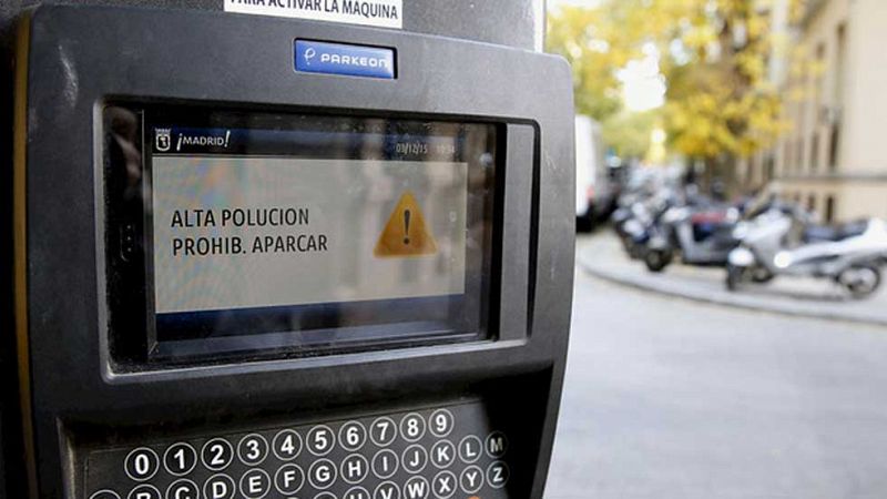 El Ayuntamiento de Madrid prohíbe aparcar en el centro a los no residentes por la elevada contaminación