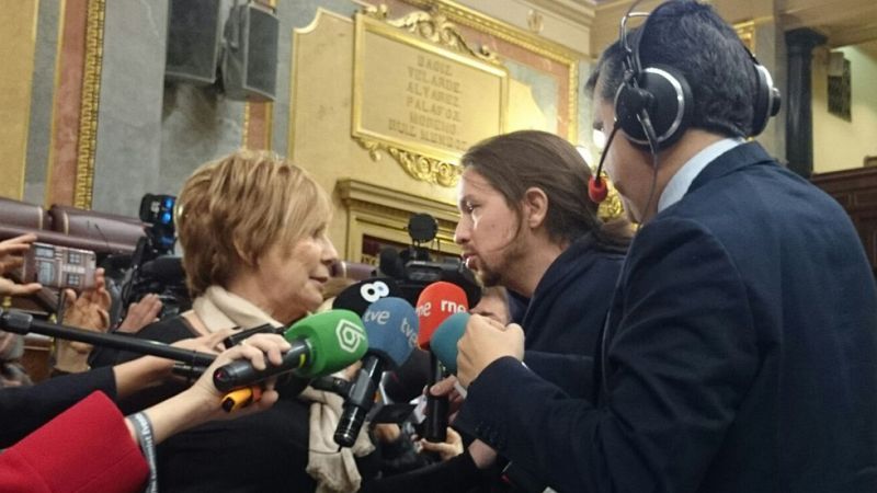 Pablo Iglesias, recibido con gritos de 'presidente' y 'fuera' en el Congreso, se enzarza con Celia Villalobos