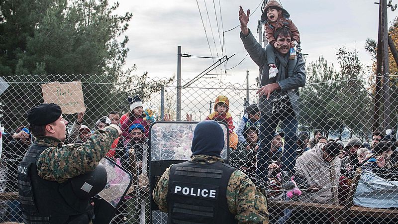 Un marroquí muere electrocutado al intentar saltar la valla entre Grecia y Macedonia