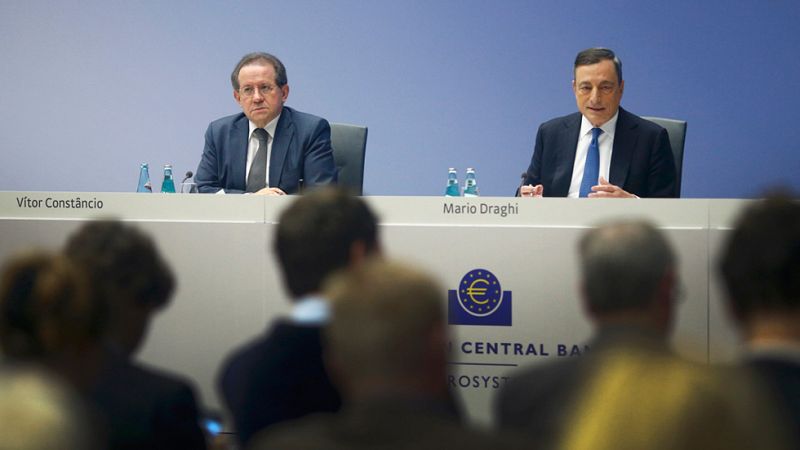 El BCE amplía el programa de compra de deuda hasta marzo de 2017 y cobra más a la banca por guardar su dinero