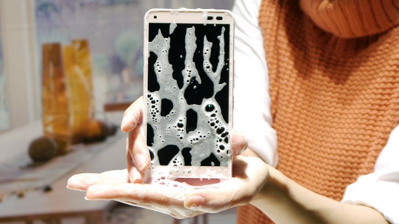 Lanzan en Japón el primer teléfono móvil que puede lavarse con agua y jabón