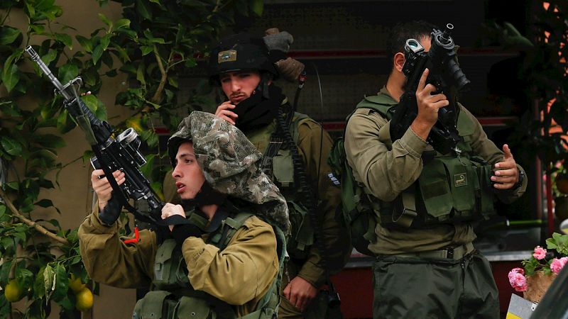 Tres palestinos muertos y dos israelíes heridos en otro viernes de violencia en Cisjordania