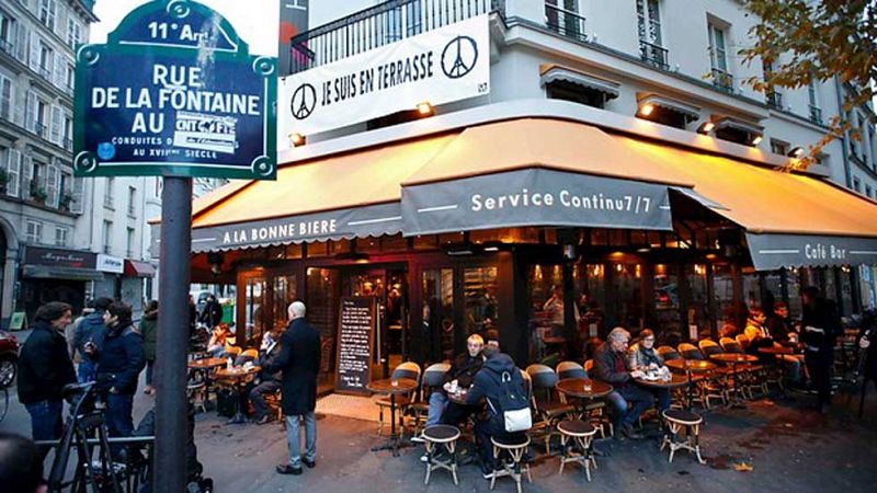 Reabre uno de los cafés que fue atacado en los atentados de París